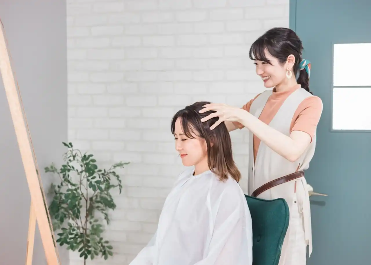 美容師さんにオススメ！施術中のお客さんとの会話ネタ | アシスタント時代から慣れましょう