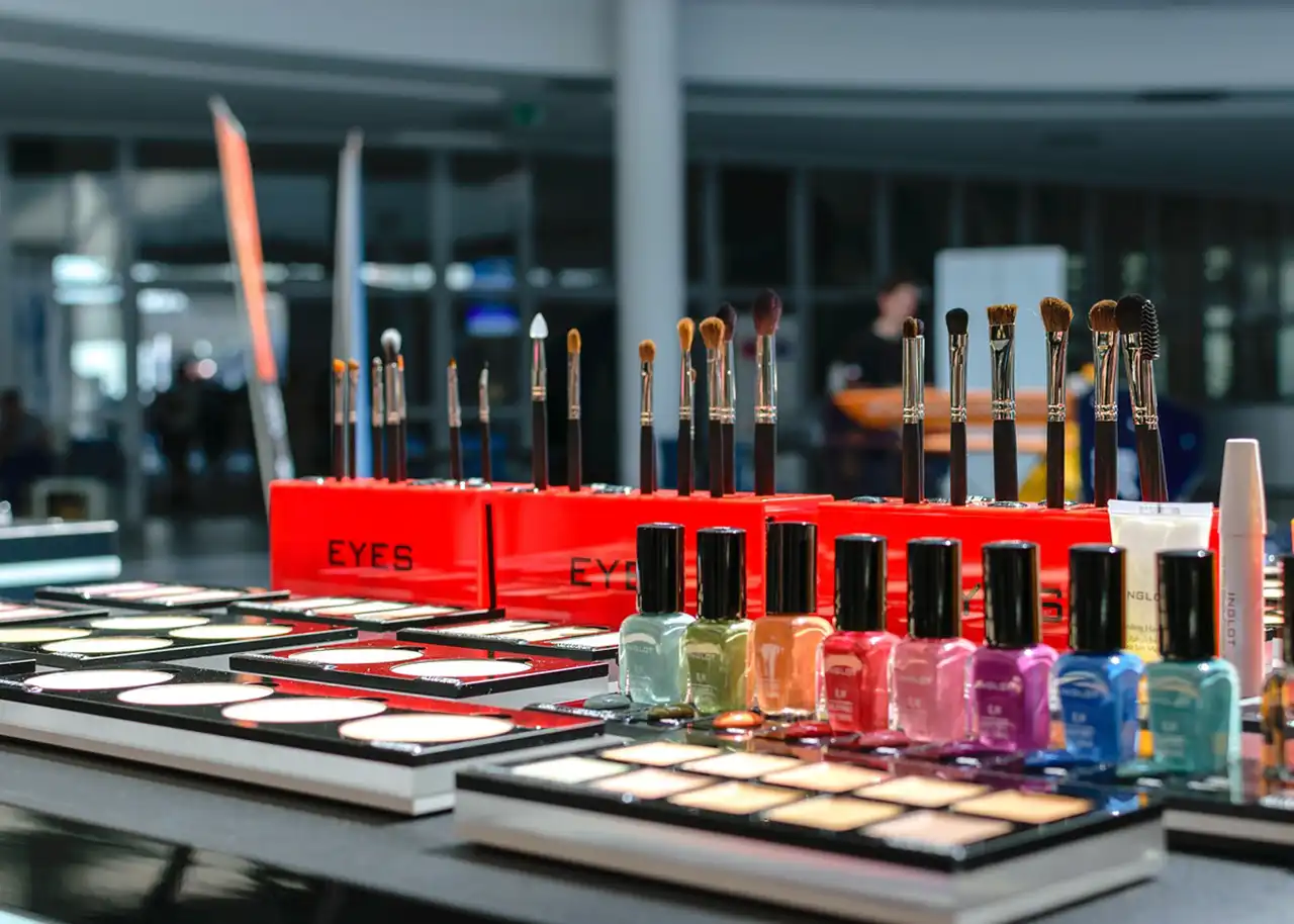 ネイリストの雇用形態と活躍できるサロンの種類 | トータルビューティサロンで正社員として働く