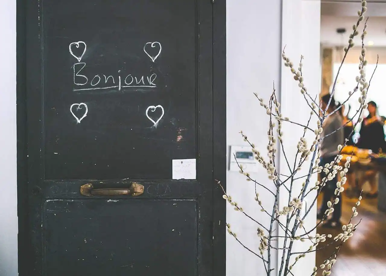 お客から見た応援したくなる美容師アシスタントとは？ | 接客の基本的なこと 挨拶をする