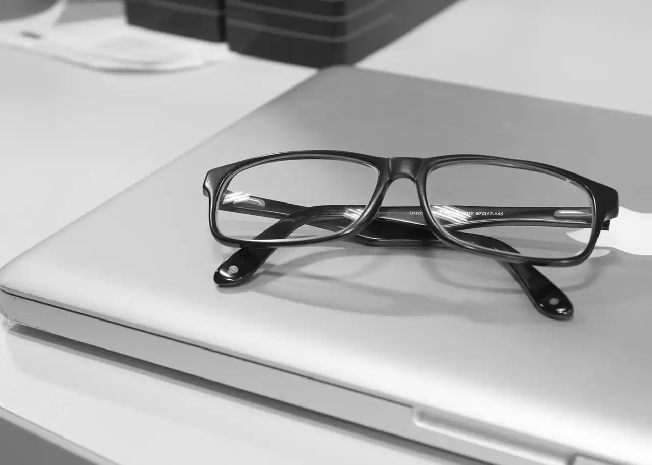 ネイリストならではの体の悩みとは？ | 視力の低下