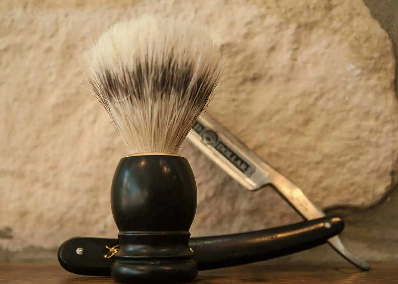 美容師と理容師の違いとは？資格から仕事内容など | 理容師はカミソリを使います